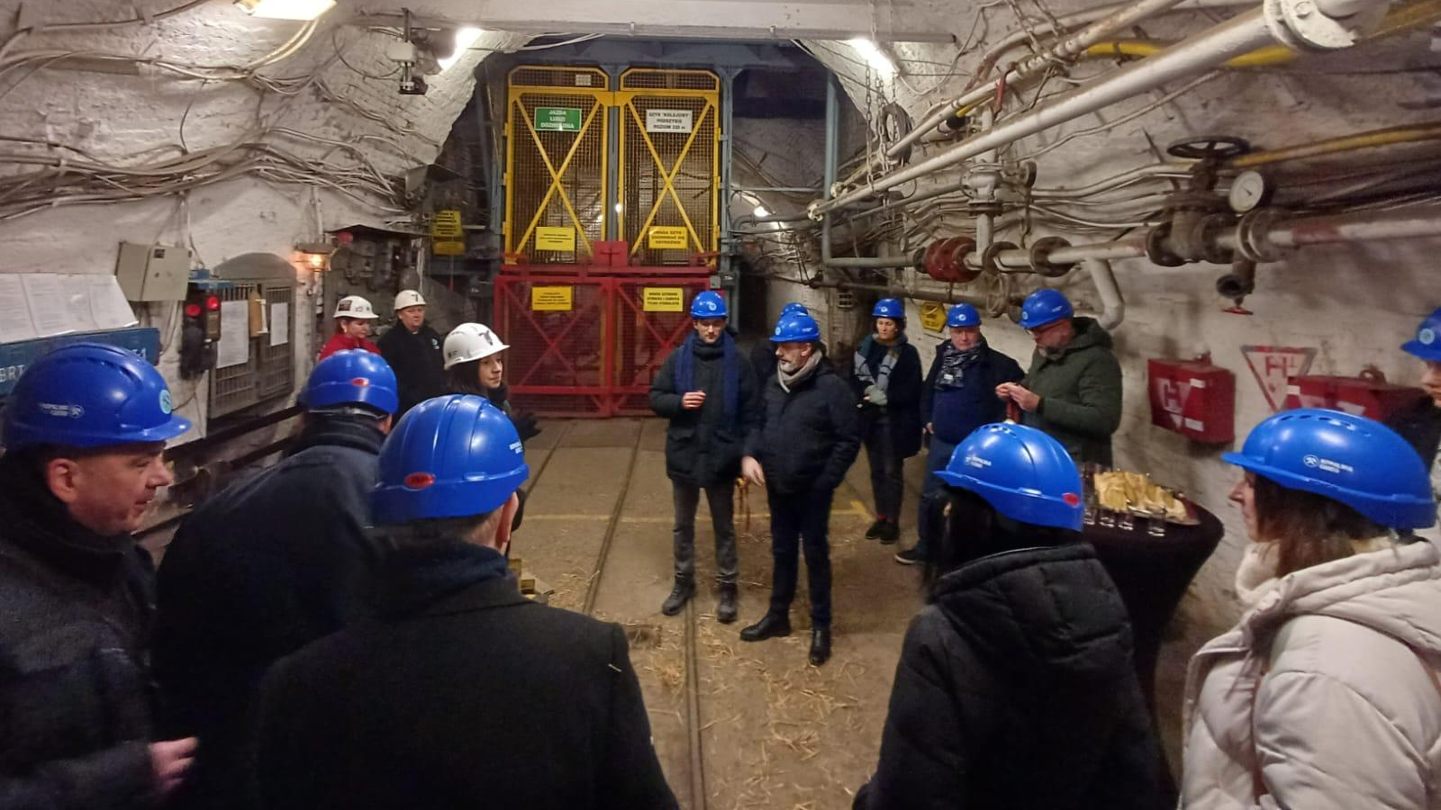 Strengthening social dialogue for good working conditions in extractive industries